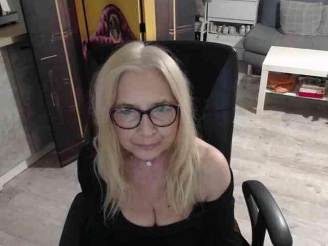 BlondeSofia webcam