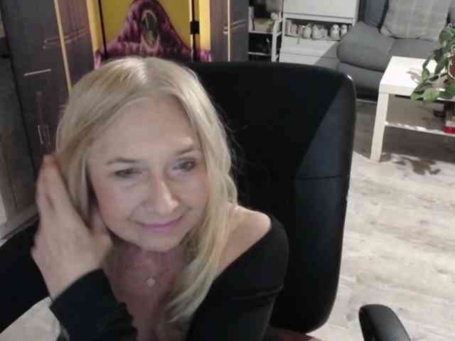 BlondeSofia webcam