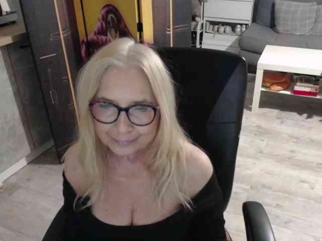 BlondeSofia webcam