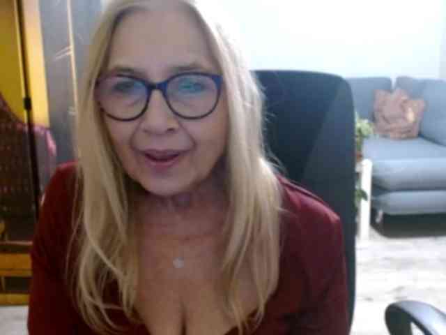BlondeSofia webcam