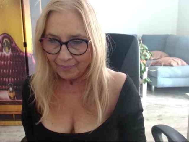 BlondeSofia webcam
