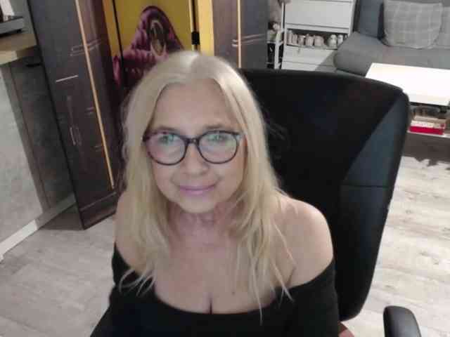 BlondeSofia webcam