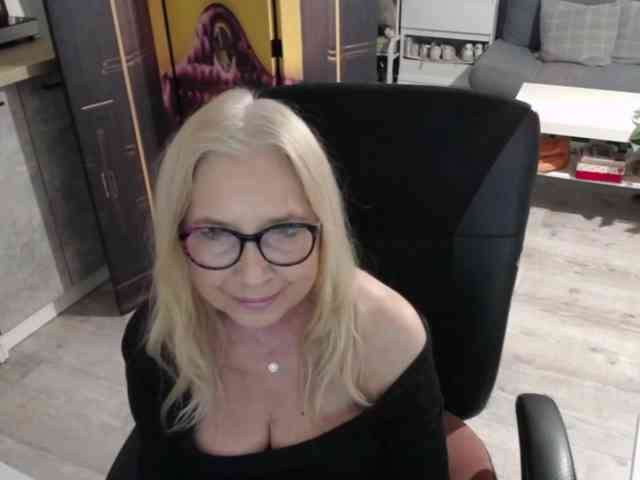 BlondeSofia webcam