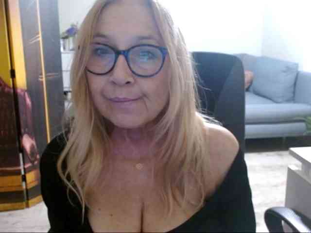 BlondeSofia webcam