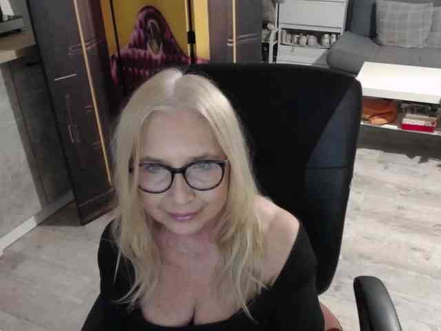 BlondeSofia webcam