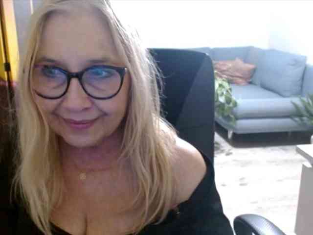 BlondeSofia webcam