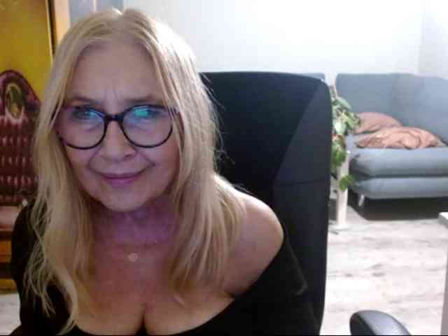 BlondeSofia webcam