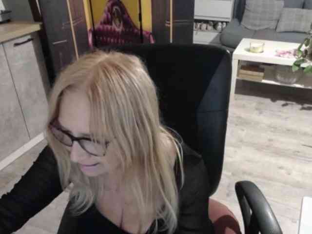 BlondeSofia webcam