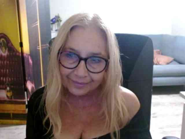 BlondeSofia webcam