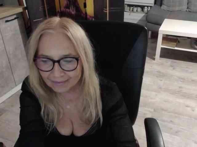BlondeSofia webcam