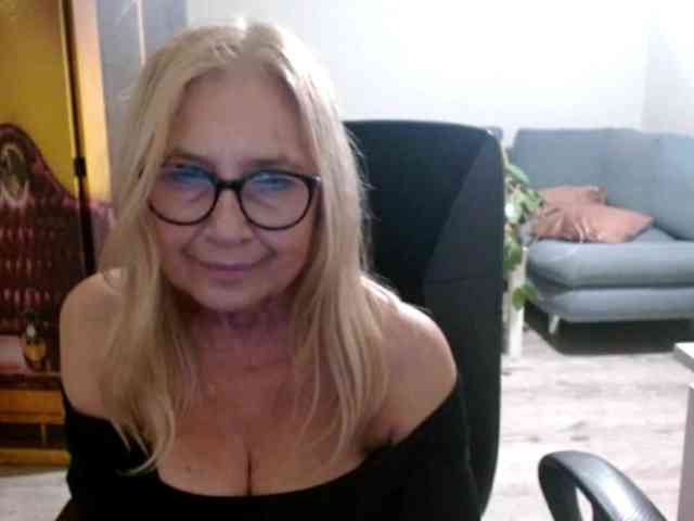 BlondeSofia webcam