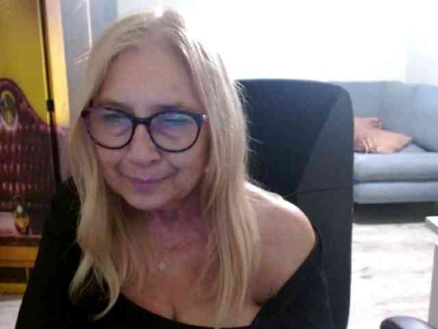 BlondeSofia webcam