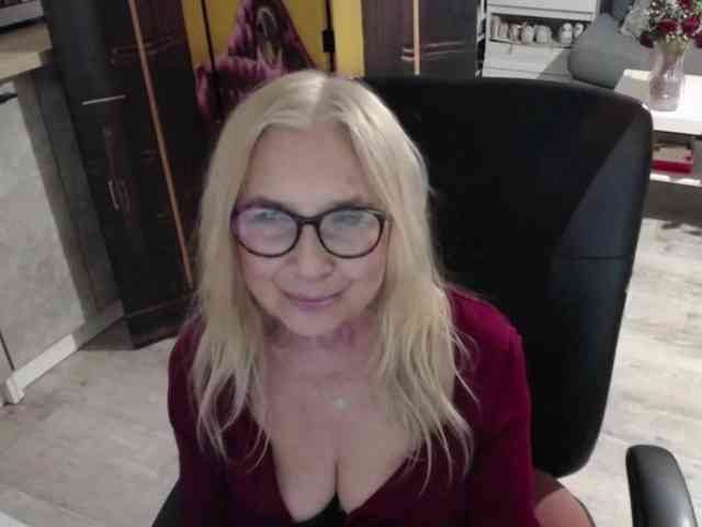 BlondeSofia webcam