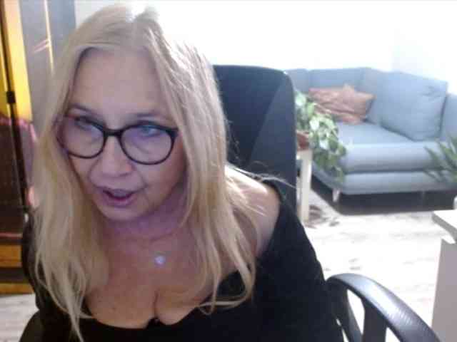 BlondeSofia webcam