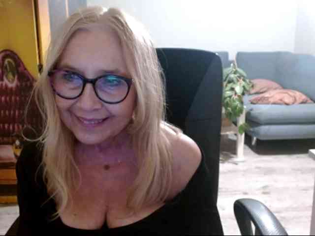 BlondeSofia webcam