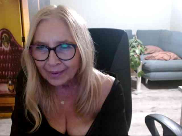 BlondeSofia webcam