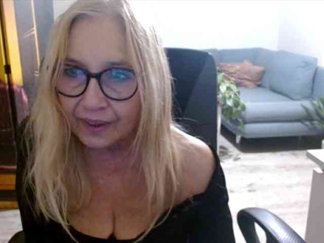 BlondeSofia webcam