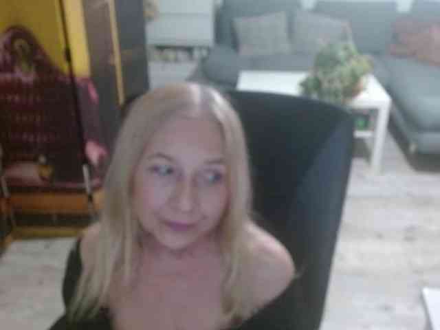 BlondeSofia webcam
