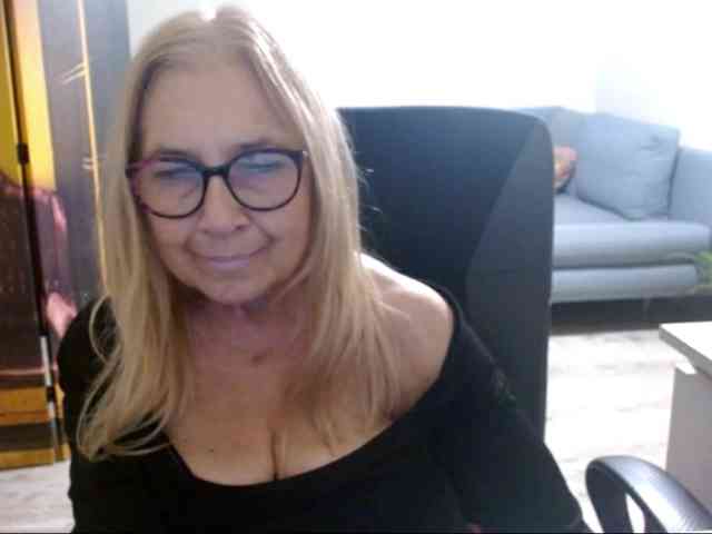 BlondeSofia webcam