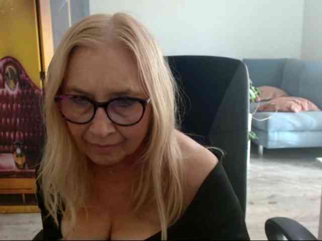 BlondeSofia webcam