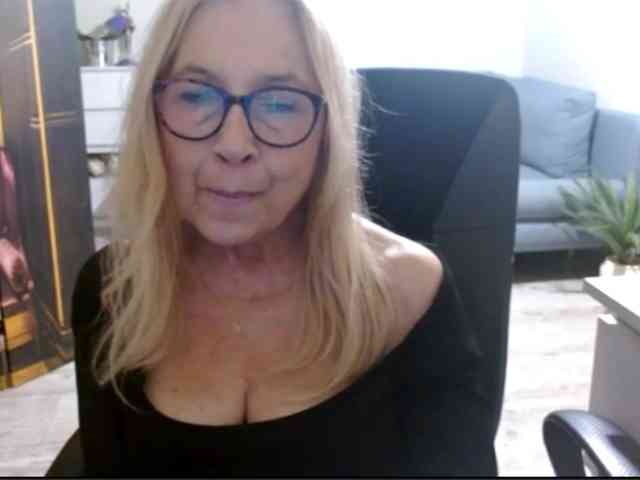 BlondeSofia webcam