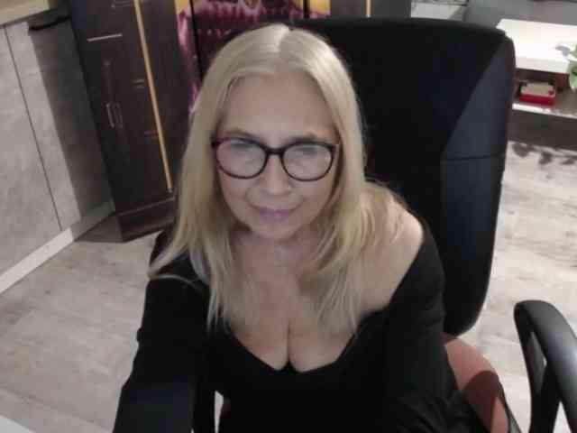 BlondeSofia webcam