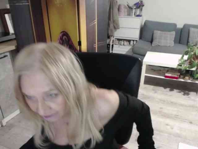 BlondeSofia webcam