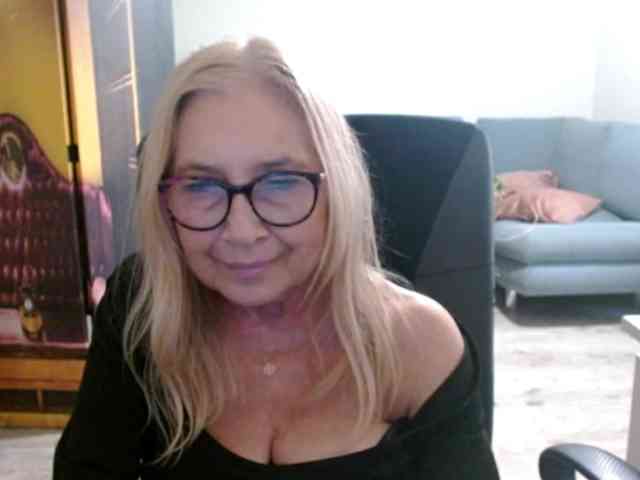BlondeSofia webcam