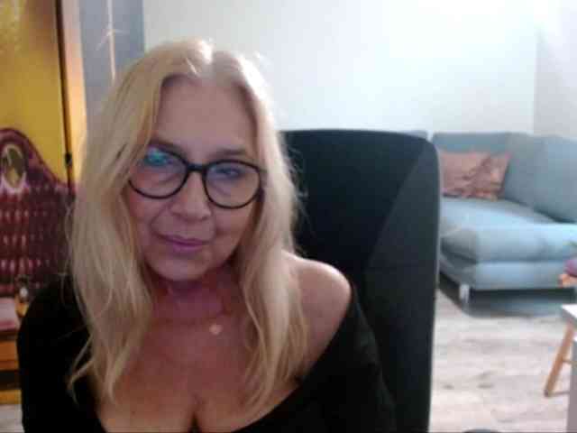 BlondeSofia webcam