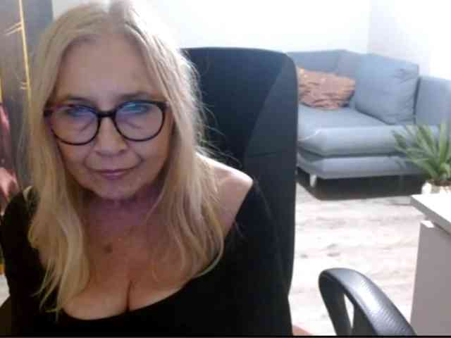 BlondeSofia webcam