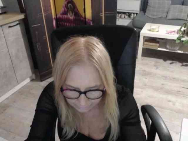 BlondeSofia webcam