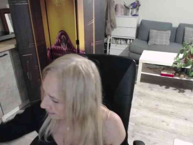 BlondeSofia webcam