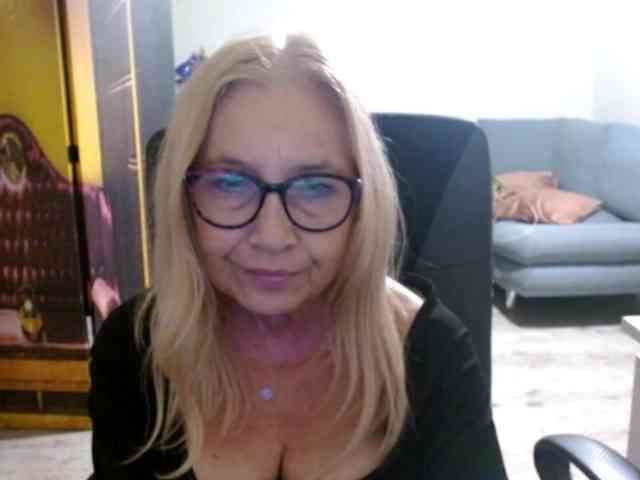 BlondeSofia webcam