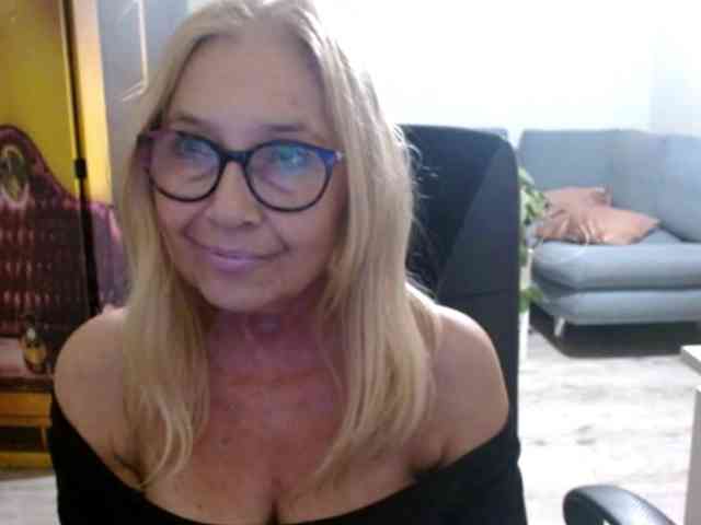 BlondeSofia webcam
