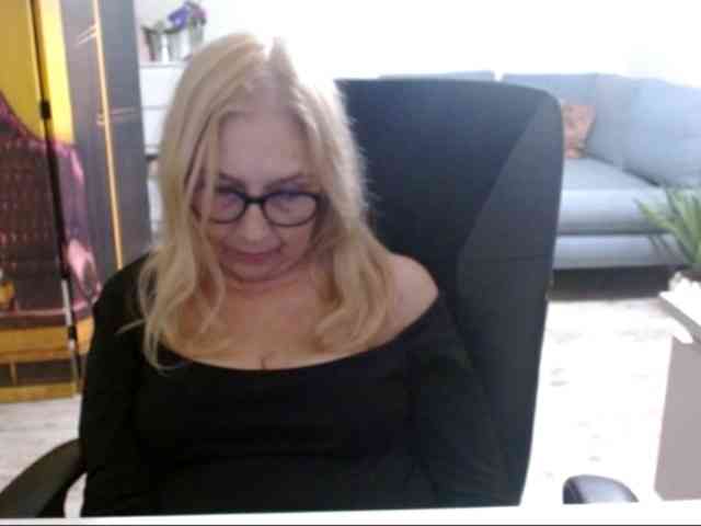 BlondeSofia webcam