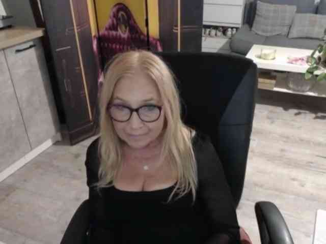 BlondeSofia webcam