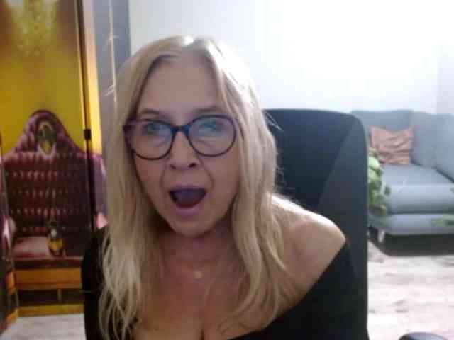 BlondeSofia webcam