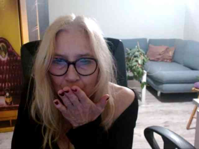 BlondeSofia webcam