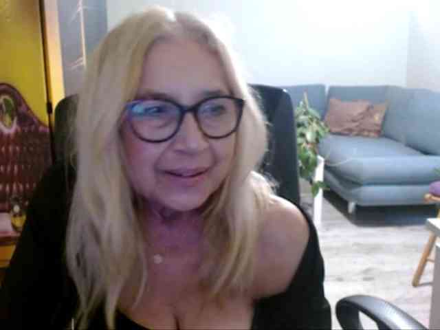 BlondeSofia webcam
