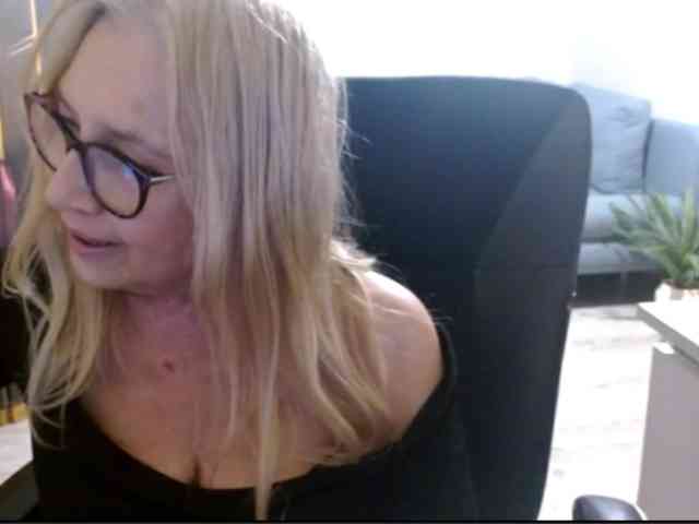 BlondeSofia webcam