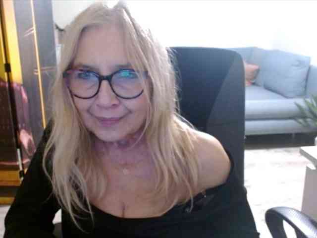 BlondeSofia webcam