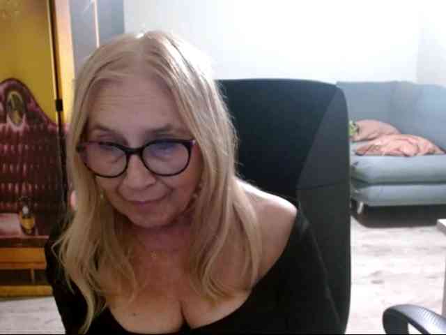 BlondeSofia webcam