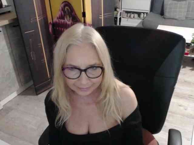 BlondeSofia webcam