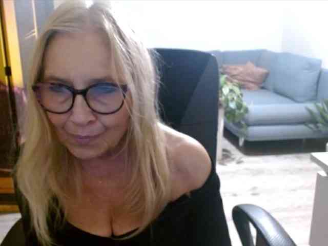BlondeSofia webcam