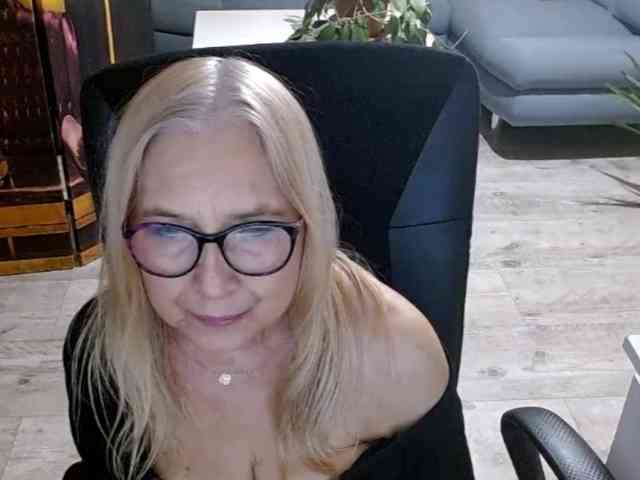BlondeSofia webcam