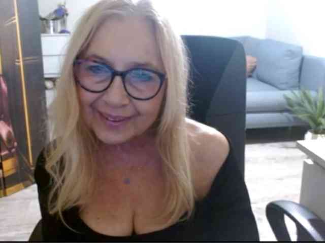 BlondeSofia webcam