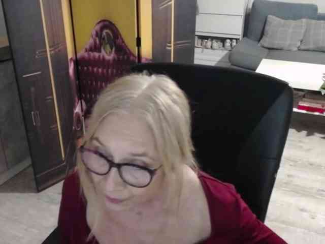 BlondeSofia webcam
