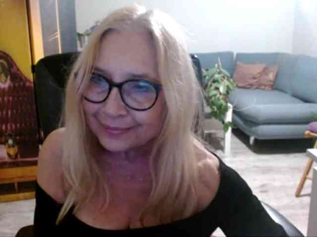 BlondeSofia webcam