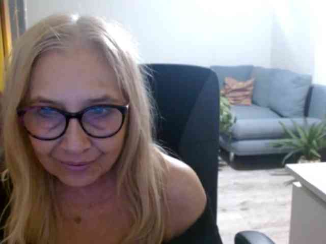 BlondeSofia webcam