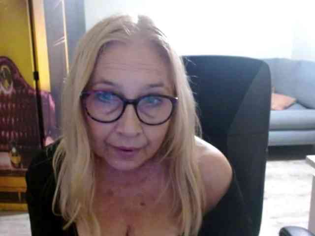 BlondeSofia webcam